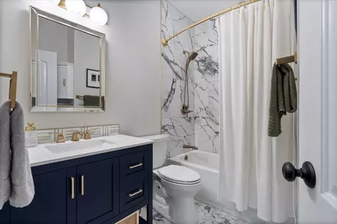 Bath - 207 E 13th St, Chicago, IL 60605 photo 4 of 4