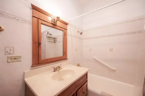 Bath - 1354 E 48th St #2E, Chicago, IL 60615 photo 1 of 2