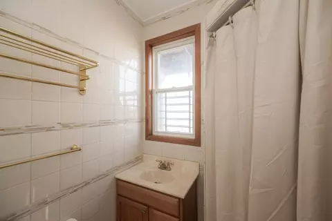 Bath - 1354 E 48th St #2E, Chicago, IL 60615 photo 2 of 2