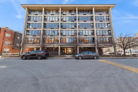 345 Eastgate Pl #204, Chicago, IL 60616