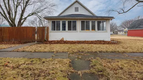517 N Walnut St, Clinton, IL 61727