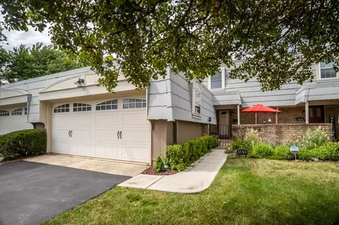 648 Dauphine Ct #D, Elk Grove Village, IL 60007