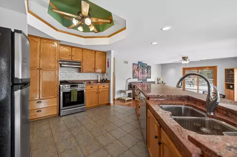 Kitchen - 12070 River Rd, Plano, IL 60545 photo 4 of 5