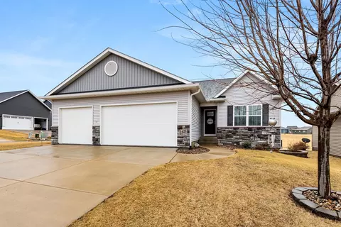 1425 Parkview Ln, Davenport, IA 52807