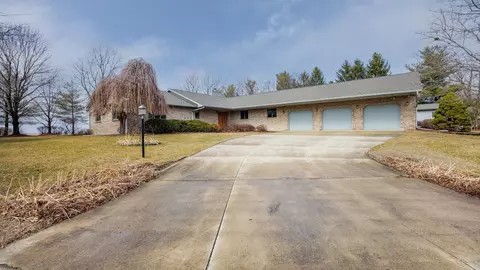 6 Pepper Wood Ct, Towanda, IL 61776