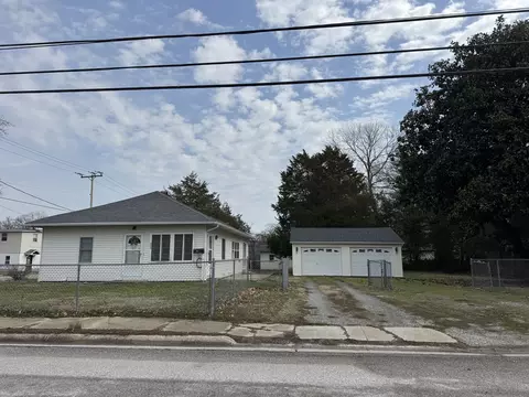 806 N Maple St N, Benton, IL 62812