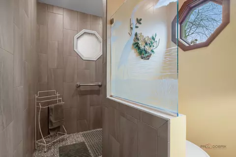 Bath - 5000 W Shore Dr, Mchenry, IL 60050 photo 3 of 4