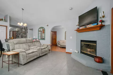 Living - 5000 W Shore Dr, Mchenry, IL 60050 photo 2 of 4