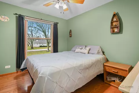 Bedroom - 5000 W Shore Dr, Mchenry, IL 60050 photo 2 of 5