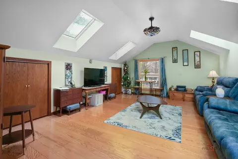 Living - 5000 W Shore Dr, Mchenry, IL 60050 photo 1 of 4