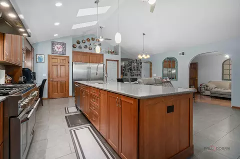 Kitchen - 5000 W Shore Dr, Mchenry, IL 60050 photo 3 of 6