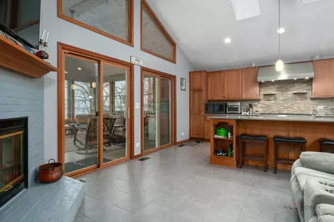 Kitchen - 5000 W Shore Dr, Mchenry, IL 60050 photo 6 of 6