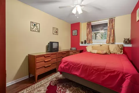Bedroom - 5000 W Shore Dr, Mchenry, IL 60050 photo 4 of 5