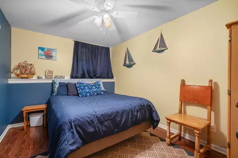 Bedroom - 5000 W Shore Dr, Mchenry, IL 60050 photo 5 of 5