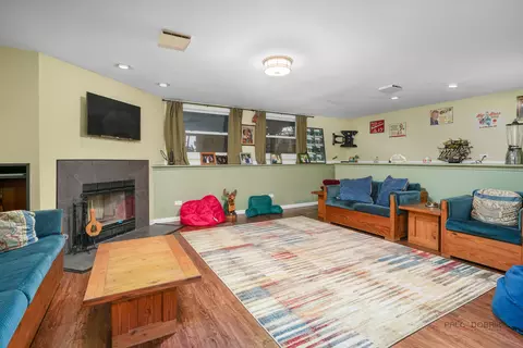Living - 5000 W Shore Dr, Mchenry, IL 60050 photo 3 of 4