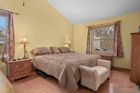 Bedroom - 5000 W Shore Dr, Mchenry, IL 60050 photo 3 of 5