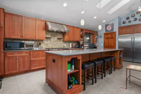 Kitchen - 5000 W Shore Dr, Mchenry, IL 60050 photo 5 of 6