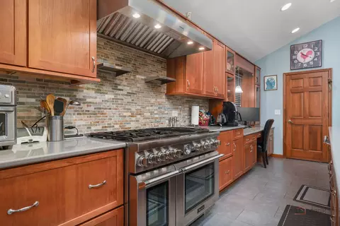 Kitchen - 5000 W Shore Dr, Mchenry, IL 60050 photo 4 of 6