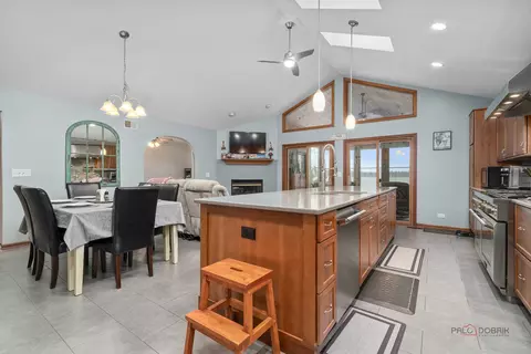 Kitchen - 5000 W Shore Dr, Mchenry, IL 60050 photo 2 of 6