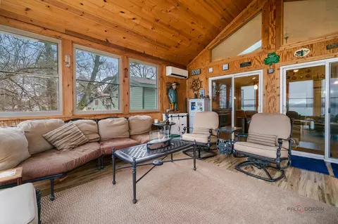 Exterior - 5000 W Shore Dr, Mchenry, IL 60050 photo 5 of 10