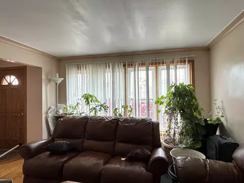 Living - 6038 W 55th St, Chicago, IL 60638 photo 2 of 3
