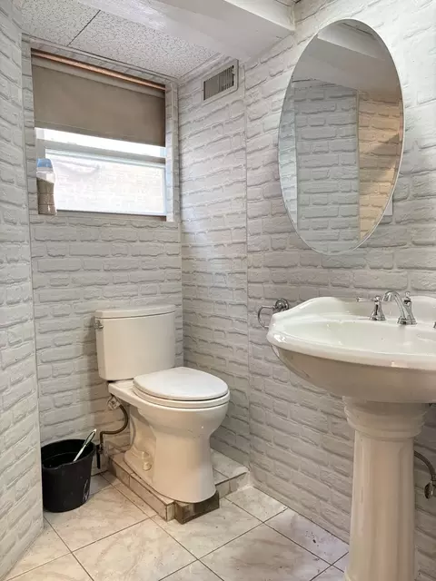 Bath - 6038 W 55th St, Chicago, IL 60638 photo 3 of 4