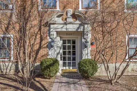 200 S Maple Ave #12, Oak Park, IL 60302