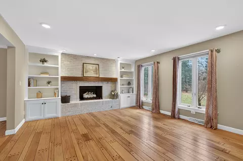 Living - 11 N080 Juliet Dr, Elgin, IL 60124 photo 4 of 6