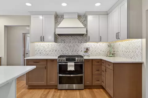 Kitchen - 11 N080 Juliet Dr, Elgin, IL 60124 photo 4 of 6