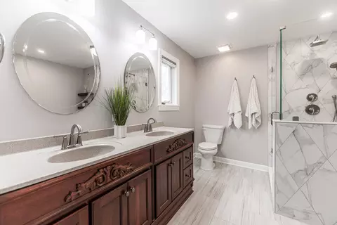 Bath - 11 N080 Juliet Dr, Elgin, IL 60124 photo 2 of 7