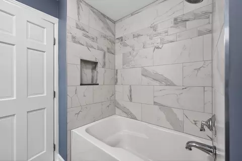 Bath - 11 N080 Juliet Dr, Elgin, IL 60124 photo 6 of 7
