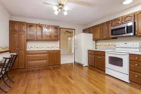 Kitchen - 19710 Nottingham Dr, Downs, IL 61736 photo 3 of 5