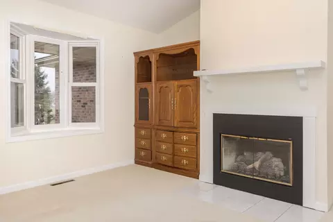 Living - 19710 Nottingham Dr, Downs, IL 61736 photo 3 of 11