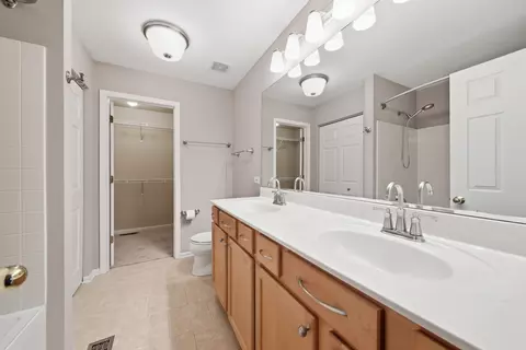 Bath - 2376 Foxmoor Ln, Aurora, IL 60502 photo 2 of 4