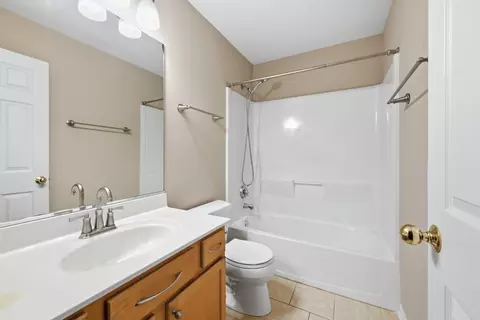 Bath - 2376 Foxmoor Ln, Aurora, IL 60502 photo 4 of 4