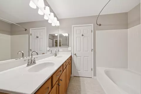 Bath - 2376 Foxmoor Ln, Aurora, IL 60502 photo 3 of 4