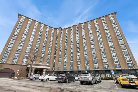 1 Renaissance Pl #717, Palatine, IL 60067