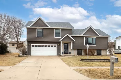 Exterior - 810 W Pine St, Eldridge, IA 52748 photo 3 of 7