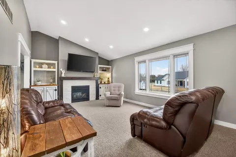 Living - 810 W Pine St, Eldridge, IA 52748 photo 1 of 1
