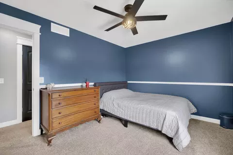 Bedroom - 810 W Pine St, Eldridge, IA 52748 photo 5 of 7