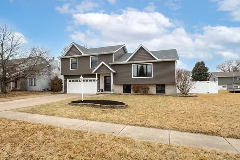 Exterior - 810 W Pine St, Eldridge, IA 52748 photo 2 of 7