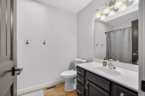 Bath - 810 W Pine St, Eldridge, IA 52748 photo 2 of 2