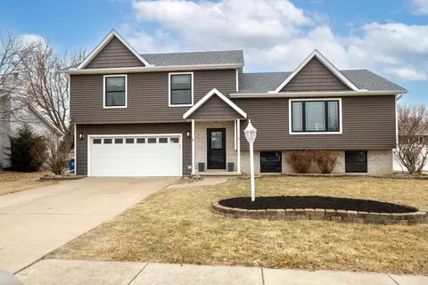 810 W Pine St, Eldridge, IA 52748