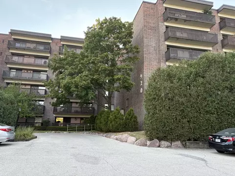 920 Vose Dr #304, Gurnee, IL 60031