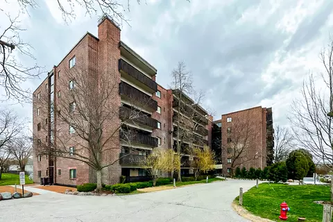 920 Vose Dr #304, Gurnee, IL 60031