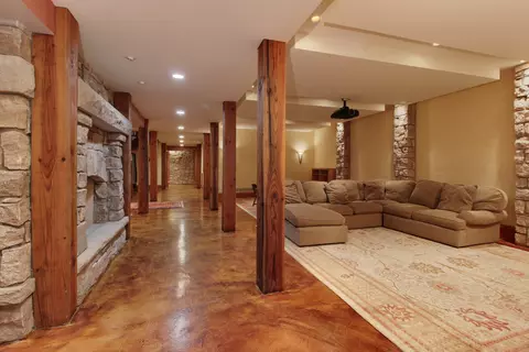 Living - Undisclosed, Bloomington, IL 61701 photo 12 of 14