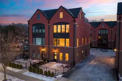 932 E Chicago Ave, Naperville, IL 60540