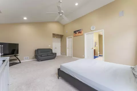 Bedroom - 6085 Irene Dr, Hoffman Estates, IL 60192 photo 4 of 8