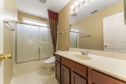Bath - 6085 Irene Dr, Hoffman Estates, IL 60192 photo 4 of 5