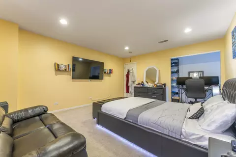 Bedroom - 6085 Irene Dr, Hoffman Estates, IL 60192 photo 8 of 8